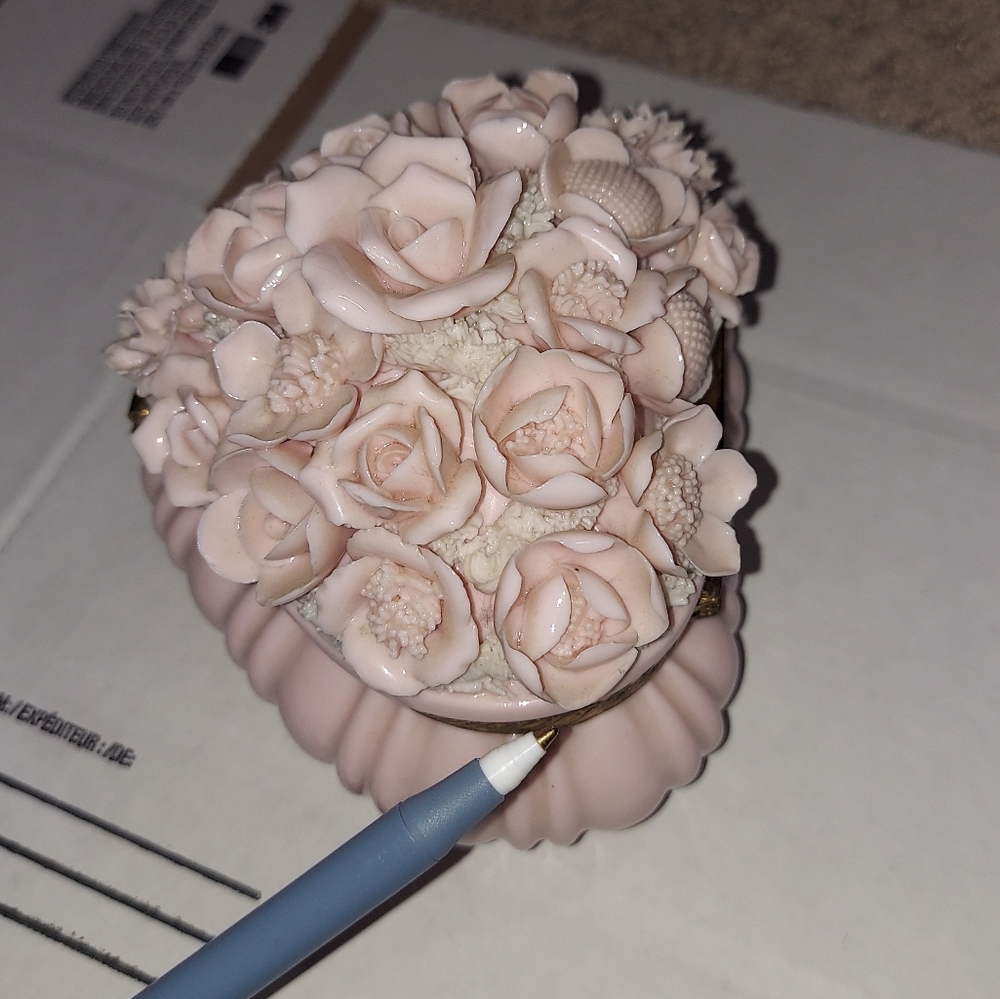 Vintage floral heart shaped porcelain trinket box - Picture 15 of 16